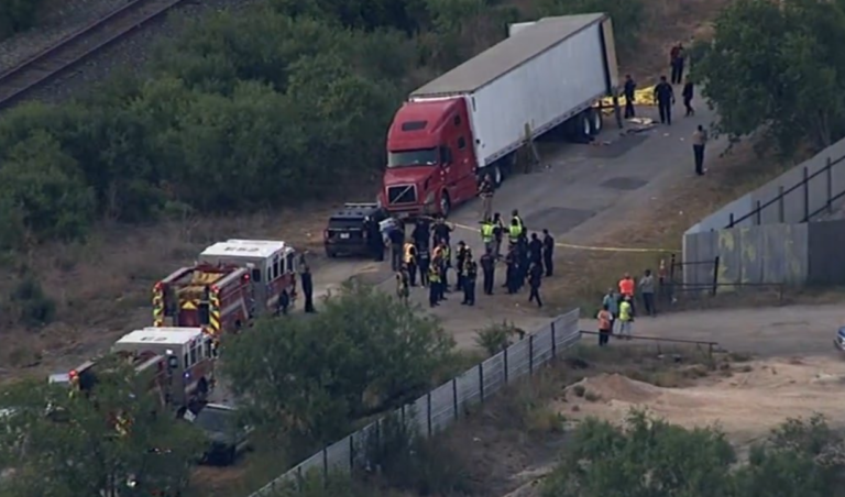 Localizan en San Antonio, Texas un tráiler abandonado con 42 personas migrantes sin vida