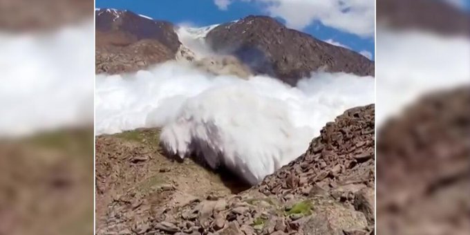 Grupo de alpinistas sobrevive a una avalancha en las montañas Tian Shan