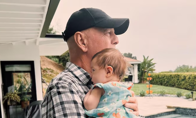 Hija de Bruce Willis cuenta que el actor es un abuelo presente, pese a la demencia