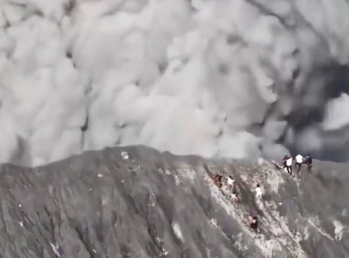 Escaladores se salvan de morir tras la erupción del volcán Dukono en Indonesia