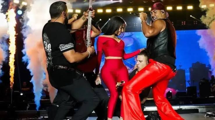 Yailín la más viral es acosada en el escenario por integrante de Aventura