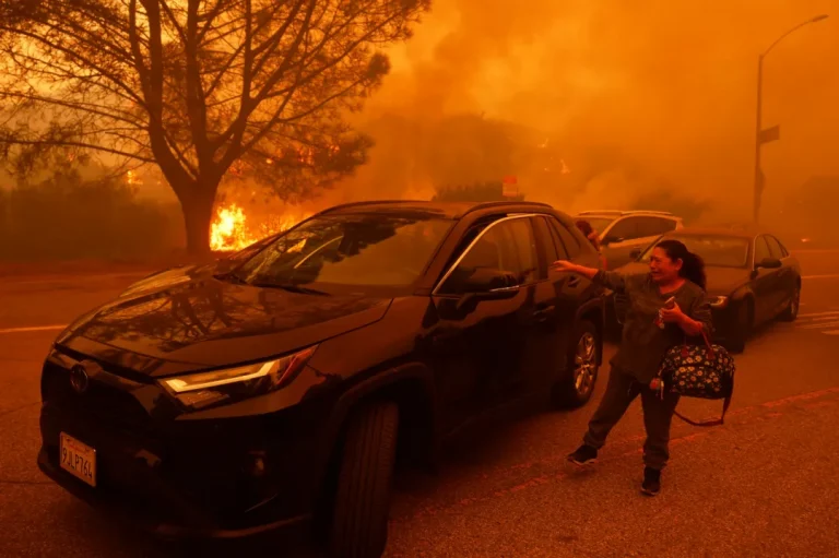 California emite “bandera roja” por incendios y obliga a evacuaciones
