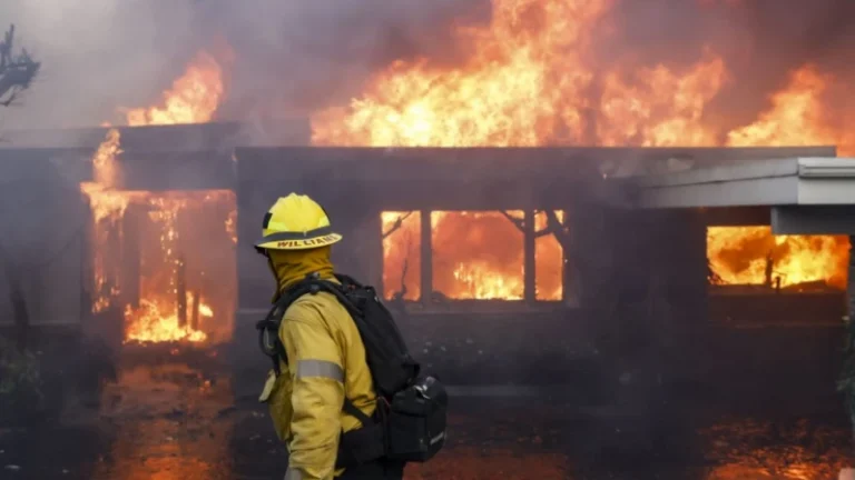 Imágenes catastróficas «: los incendios que avanzan sin control en Los Ángeles ya dejan al menos 5 muertos