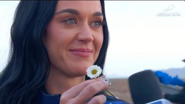 Así fue el viaje de Katty Perry en el espacio: cantó ‘What a Wonderful World’