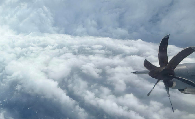 Vientos de ‘Melissa’ hacen regresar al avión cazahuracanes de EE.UU.