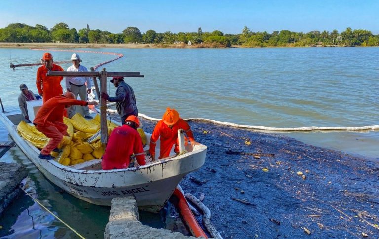 México contrata 3 empresas para remediar derrame de Pemex en el río Pantepec