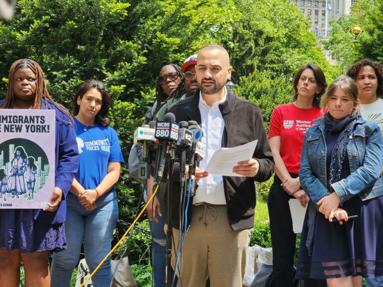 ICE realiza redada en Nueva York y apunta con armas a mujer e hijos, según medios