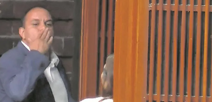 Señalan a Cuauhtémoc Blanco de acoso por lanzar beso en sesión