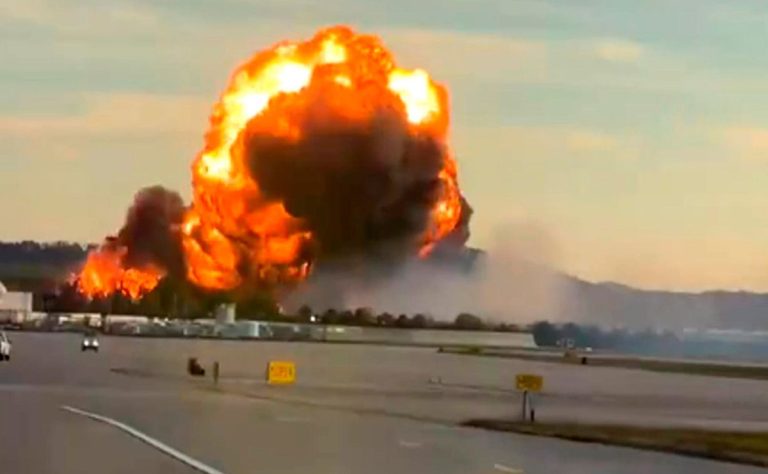 Video: Avión de carga se desploma en aeropuerto de Kentucky; hay 9 muertos