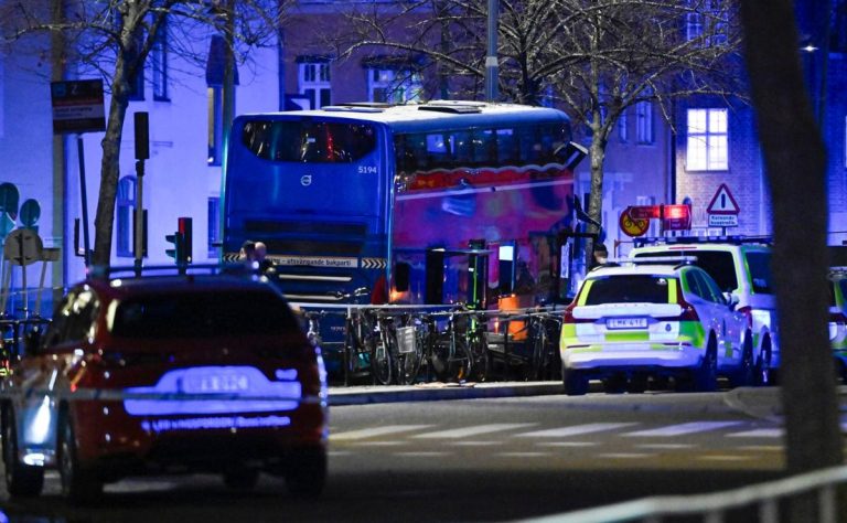 Autobús atropella a varias personas en Estocolmo; hay muertos y heridos