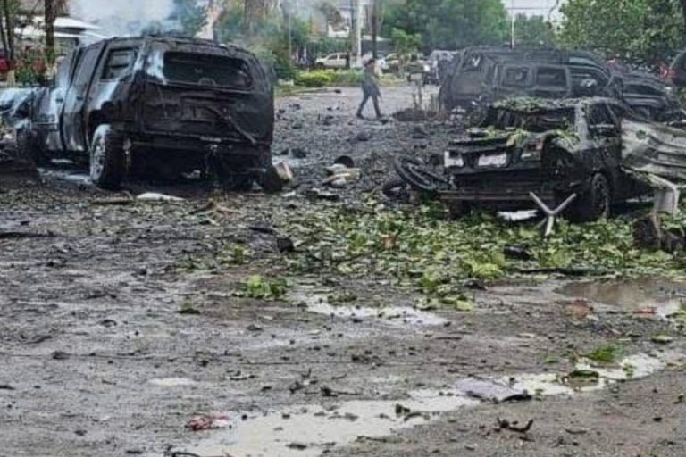 Identifican 5 vehículos implicados en explosión en Coahuayana; escoltaron al coche bomba