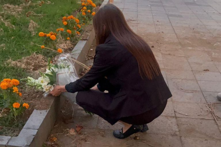 Grecia Quiroz visita el lugar donde hace un mes fue asesinado Carlos Manzo