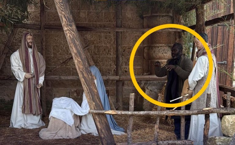 Prófugo intenta ocultarse en nacimiento de tamaño real; lo descubrió el alcalde