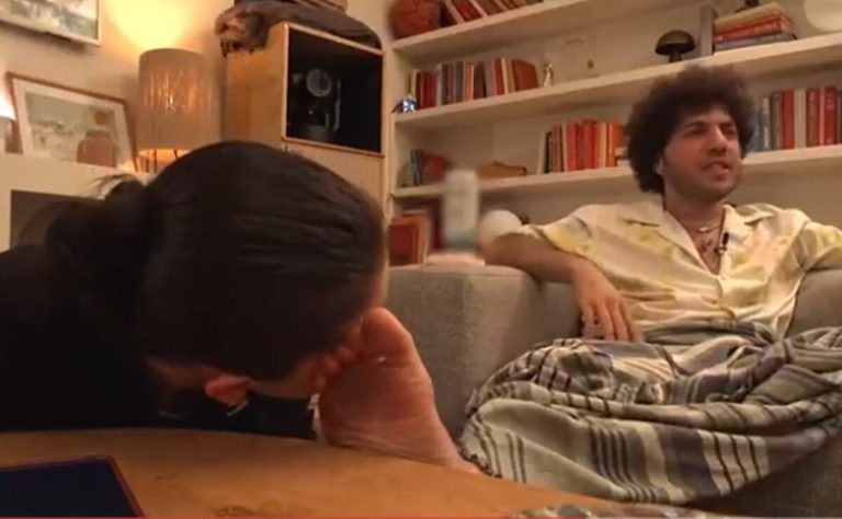 Causa Selena Gomez polémica tras besar los pies sucios de Benny Blanco en su podcast