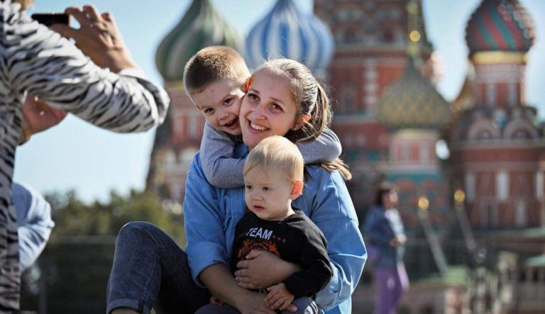 Rusia desata polémica al sugerir terapia a mujeres que no quieren ser madres