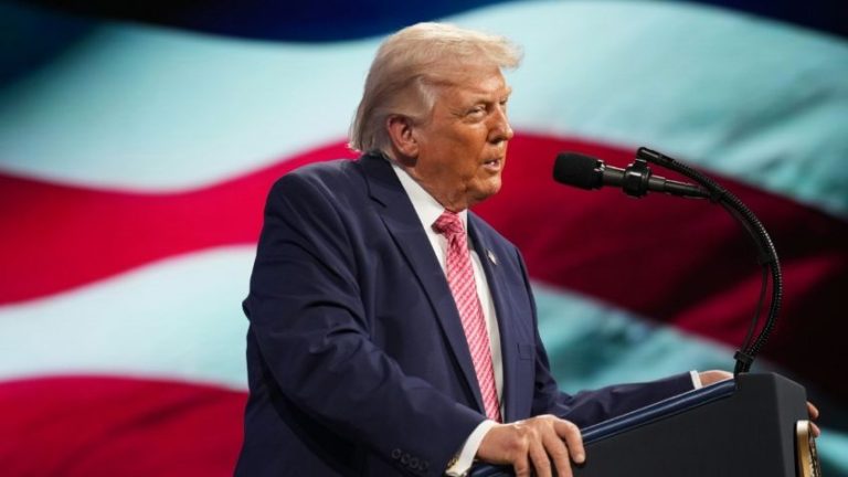 Trump enciende la polémica con declaración sobre Cuba en cumbre en Miami