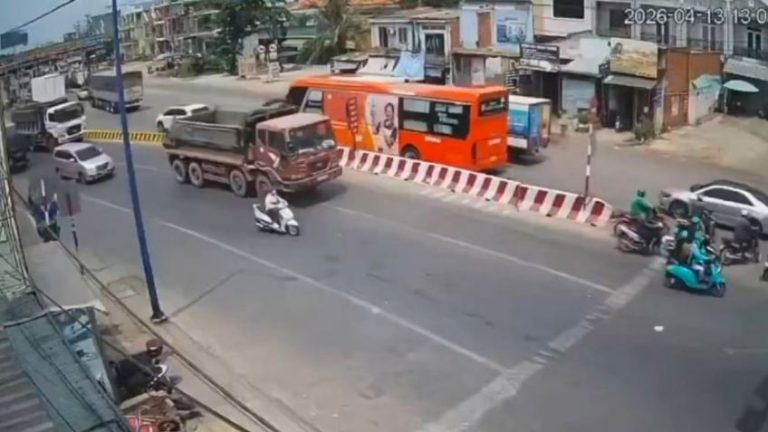Imprudencia fatal: motociclista muere tras intentar cruce prohibido en Vietnam