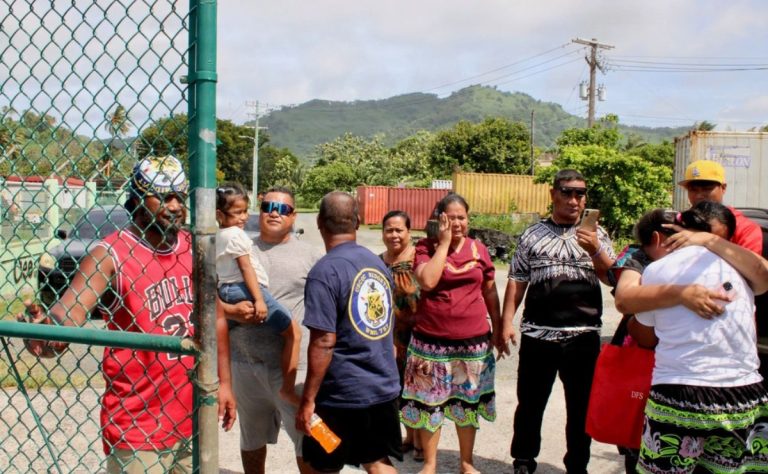 Rescatan a familia tras pasar 7 días desaparecida en el océano Pacífico