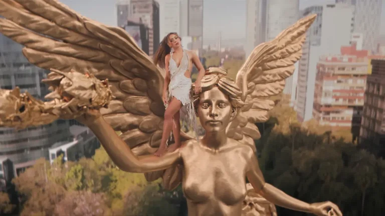 Shakira sorprende al aparecer sobre el Ángel de la Independencia en promoción del Mundial 2026