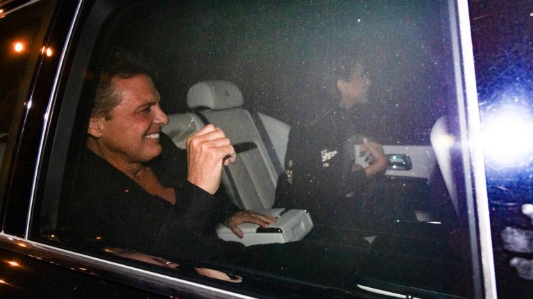 Luis Miguel sigue hospitalizado; su novia Paloma Cuevas está pendiente de su recuperación