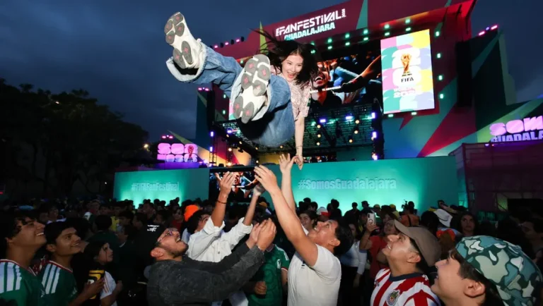 Autoridades llaman a evitar peligrosa moda de celebrar lanzando personas durante el Mundial 2026