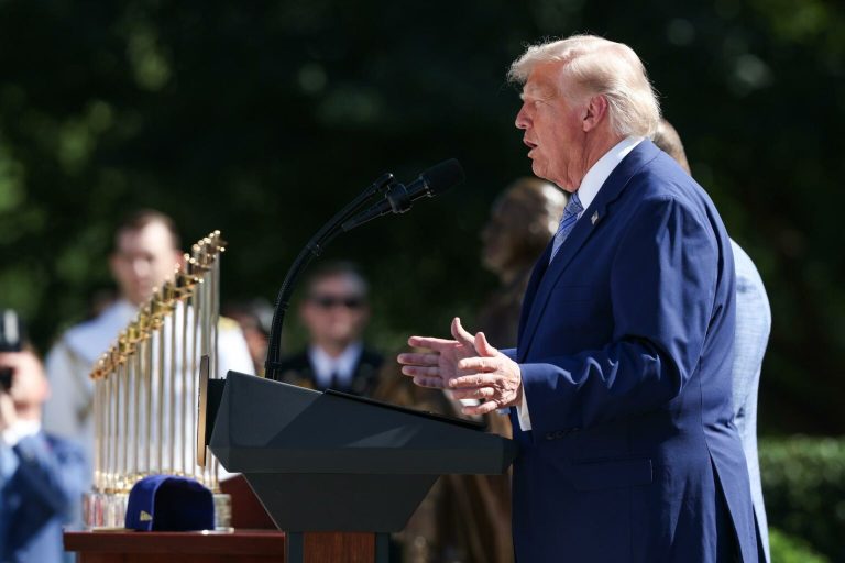 Trump anuncia nuevos aranceles de hasta 12.5% a más de 60 países; México también figura en la lista