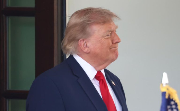 Trump bromea de nuevo con presentarse a las elecciones de 2028