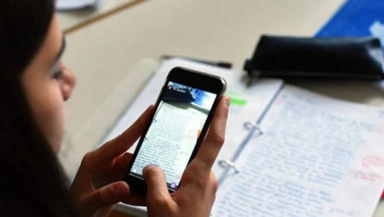 SEP consultará a más de un millón de maestros sobre el uso de celulares en las escuelas