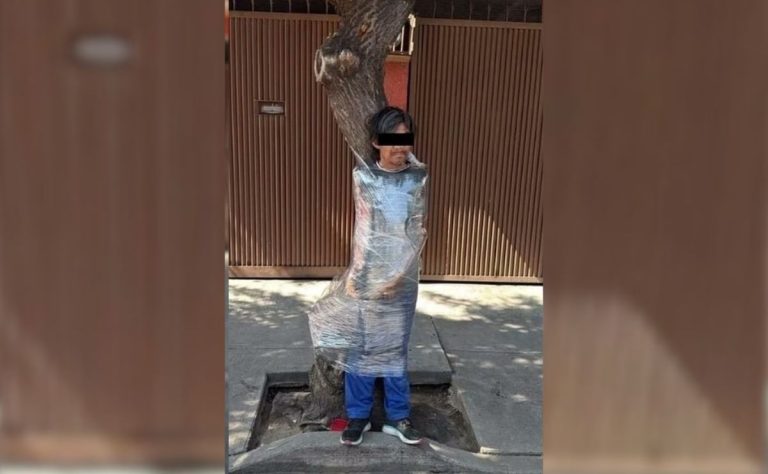 Vecinos emplayan a ladrón de bicicleta contra árbol en la CDMX