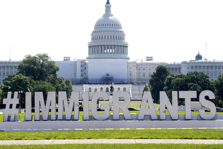Organizaciones piden a EE. UU. regresar a mexicana deportada pese a contar con permiso migratorio