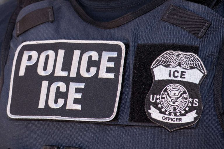 Trump propone que agentes de migración lleven guantes que den descargas eléctricas