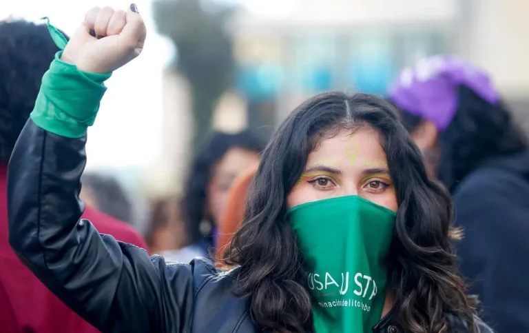 Cientos de mujeres marchan en Bogotá para defender el derecho al aborto en Colombia