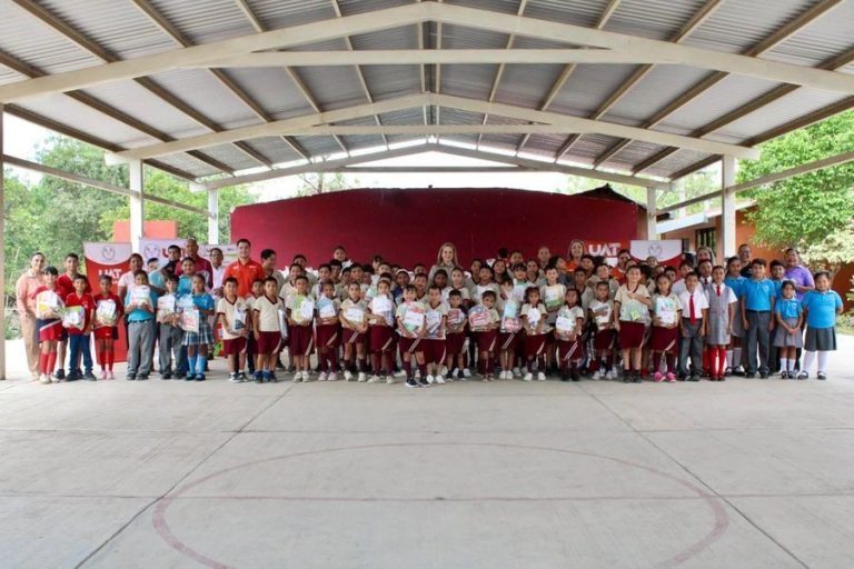 Entrega Familia UAT útiles escolares en escuelas primarias de Güémez y Ciudad Victoria