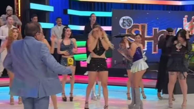 Ernesto Chavana patea un dron en vivo y golpea a modelo en el rostro