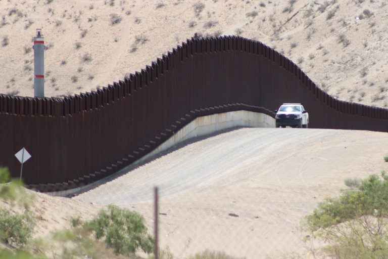Estados Unidos prohíbe vuelos no autorizados de drones en la frontera con México